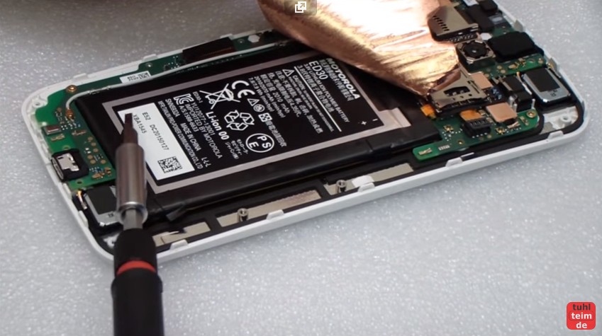 Motorola Moto G2 Akku austauschen - Schutzfolie entfernen - Akku ausbauen