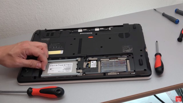 Packard Bell Easynote Notebook öffnen - HDD SSD einbauen - CMOS + Lüfter + Tastatur - Festplatte und RAM
