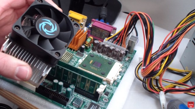 CPU wird zu heiss und überhitzt - PC schaltet sich aus - Temperatur im Bios kontrollieren - CPU (rechts) und abgebauter Kühlkörper mit Lüfter (links)
