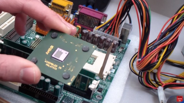 CPU wird zu heiss und überhitzt - PC schaltet sich aus - Temperatur im Bios kontrollieren - CPU ausgebaut - Der "Die", der eigentliche Chip ist in der Mitte zu erkennen (etwas rosa)