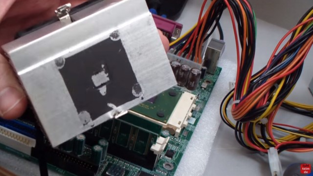 CPU wird zu heiss und überhitzt - PC schaltet sich aus - Temperatur im Bios kontrollieren - Der ausgebaute Kühler von unten - der "Die", der eigentliche Chip, hat einen mittigen Abdruck hinterlassen
