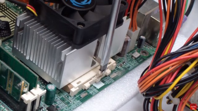 CPU wird zu heiss und überhitzt - PC schaltet sich aus - Temperatur im Bios kontrollieren - Dieser Kühler sitzt auf dem CPU-Sockel und wird dort eingeklipt