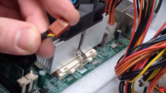 CPU wird zu heiss und überhitzt - PC schaltet sich aus - Temperatur im Bios kontrollieren - Dieser Lüfter hat einen 3-poligen Anschluss - viele Kühler haben einen 4-poligen Anschluss