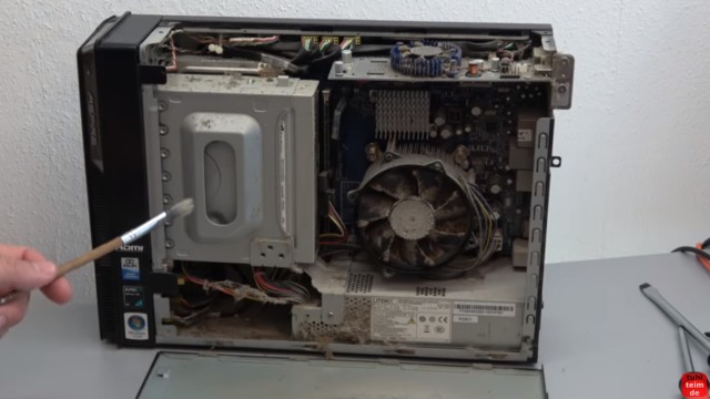 Einfach PC mal wieder sauber machen - Druckluft hilft hier nicht mehr - der offene PC bietet ein schreckliches Bild