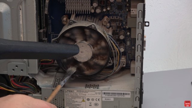Einfach PC mal wieder sauber machen - Druckluft hilft hier nicht mehr - Reinigen ist nur mit Pinsel und Staubsauger möglich