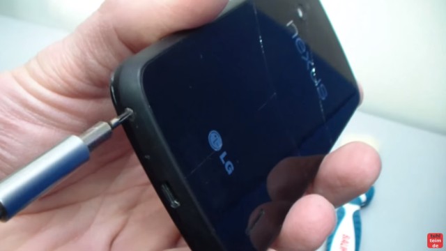 Google Nexus 4 aufschrauben und Akku wechseln - die beiden Schrauben an der Unterseite des Nexus entfernen