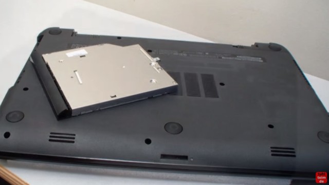 HP Notebook 250 G3 öffnen aufschrauben Lüfter HDD RAM wechseln FIX - Schrauben aus dem Notebookboden entfernen und DVD-Laufwerk ausbauen