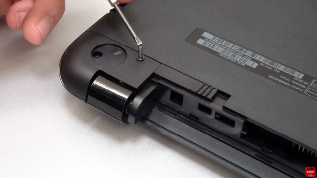 HP Notebook 250 G3 öffnen aufschrauben Lüfter HDD RAM wechseln FIX - Gummipuffer entfernen und Schraube am Scharnier rausschrauben
