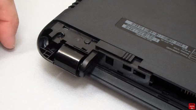 HP Notebook 250 G3 öffnen aufschrauben Lüfter HDD RAM wechseln FIX - Plastikabdeckung am Scharnier entfernen (beide Seiten)
