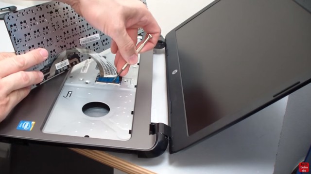 HP Notebook 250 G3 öffnen aufschrauben Lüfter HDD RAM wechseln FIX - vorsichtig das Tastatur Flachbandkabel entfernen