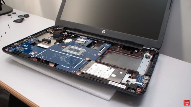 HP Notebook 250 G3 öffnen aufschrauben Lüfter HDD RAM wechseln FIX - das offene Notebook mit Festplatte (HDD oder SSD)