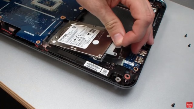 HP Notebook 250 G3 öffnen aufschrauben Lüfter HDD RAM wechseln FIX - die Platte kann einfach entnommen werden und gegen eine SSD getauscht werden