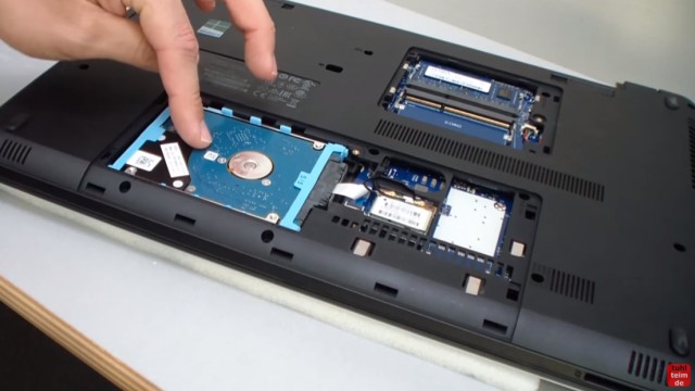 HP Notebook 350 G1 öffnen - Tastatur, Lüfter und Mainboard ausbauen - Festplatte / HDD / SSD ausbauen - vorsichtig mit dem Flachbandkabel