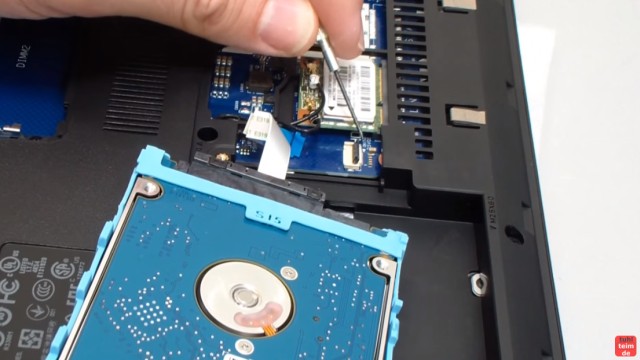 HP Notebook 350 G1 öffnen - Tastatur, Lüfter und Mainboard ausbauen - Festplatte / HDD / SSD ausbauen - Stecker vorsichtig öffnen