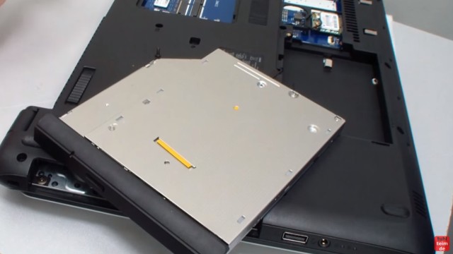 HP Notebook 350 G1 öffnen - Tastatur, Lüfter und Mainboard ausbauen - DVD-Laufwerk ausbauen