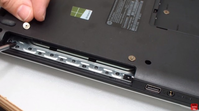 HP Notebook 350 G1 öffnen - Tastatur, Lüfter und Mainboard ausbauen - Schrauben im Laufwerksschacht nicht vergessen