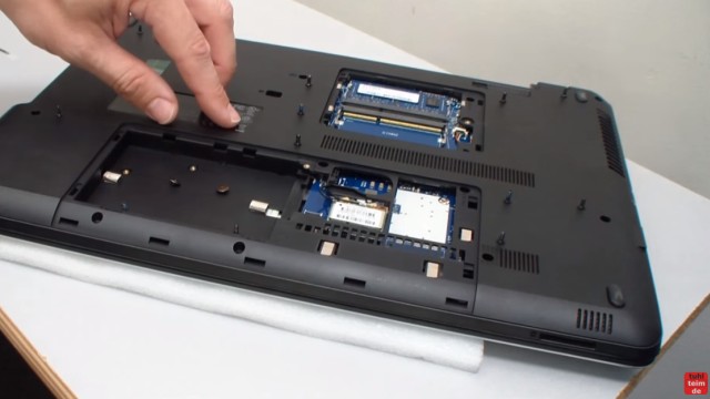 HP Notebook 350 G1 öffnen - Tastatur, Lüfter und Mainboard ausbauen - alle Schrauben aus dem Notebookboden entfernen
