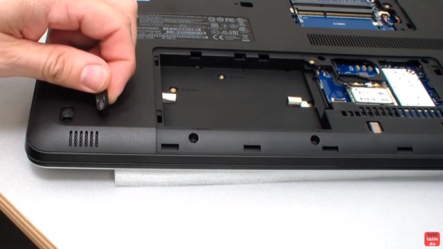HP Notebook 350 G1 öffnen - Tastatur, Lüfter und Mainboard ausbauen - unter den Gummipuffern sind noch zwei Schrauben