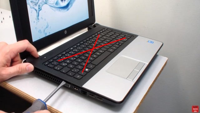 HP Notebook 350 G1 öffnen - Tastatur, Lüfter und Mainboard ausbauen - entfernt vorsichtig die Oberschale (die Tastatur sollte schon entfernt sein)