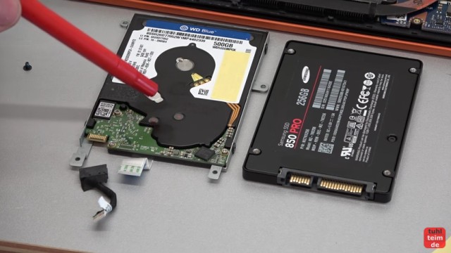 Lenovo Yoga 2 Notebook aufgeschraubt - HDD mit Edge Card Connector UltraSlim 5mm - rechts: SSD mit SATA