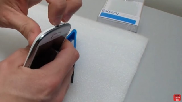 Samsung S3 mini microSD Karte ein- und ausbauen - Akku wechseln - Handyschale an der Ladebuchse greifen
