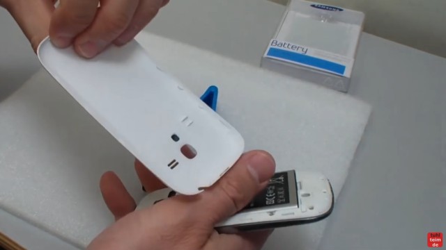 Samsung S3 mini microSD Karte ein- und ausbauen - Akku wechseln - die Plastikschale abziehen