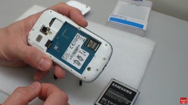 Samsung S3 mini microSD Karte ein- und ausbauen - Akku wechseln - jetzt sieht man den SD-Karten-Platz - rechts oben