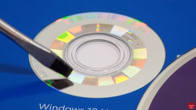 Windows 10 DVD original oder gefälscht - Sicherheitsmerkmale vergleichen - Hologramm im Innenrand der Original-DVD