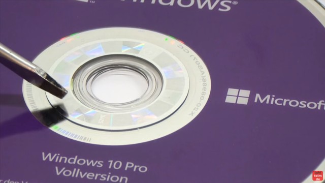 Windows 10 DVD original oder gefälscht - Sicherheitsmerkmale vergleichen - Erhabenes Hologramm im Innenrand der Vergleichs-DVD