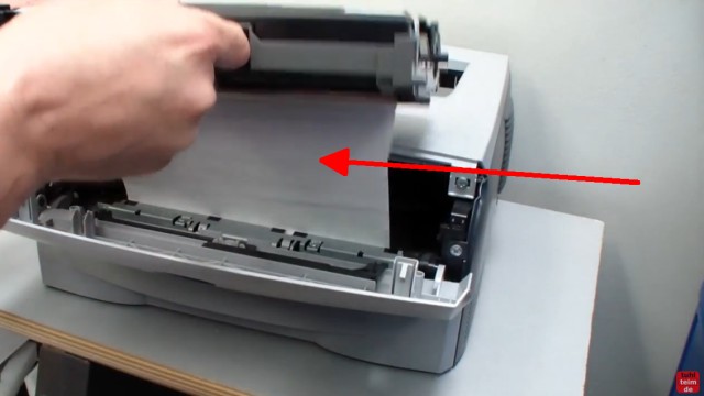 Brother HL Laserdrucker Papierstau - richtig entfernen ohne Drucker zu beschädigen - ein Blatt hängt in der Tonerkartusche und Drucker fest
