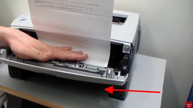 Brother HL Laserdrucker Papierstau - richtig entfernen ohne Drucker zu beschädigen - nun das Blatt vorsichtig herausziehen