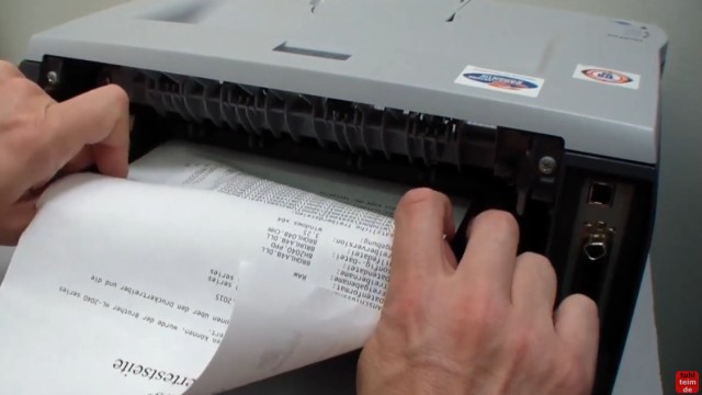 Brother HL Laserdrucker Papierstau - richtig entfernen ohne Drucker zu beschädigen - das Blatt vorsichtig herausziehen und den blauen Hebel drücken
