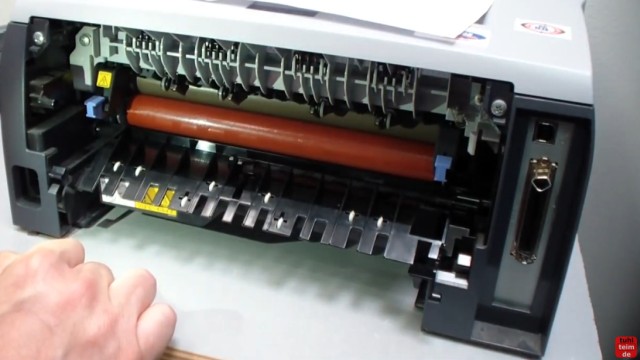 Brother HL Laserdrucker Papierstau - richtig entfernen ohne Drucker zu beschädigen - die Walze (hier rot) wird sehr heiß