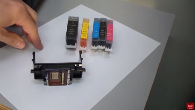 Canon Pixma Druckkopf ausbauen und reinigen - ausgebauter Druckkopf mit den fünf Tintenpatronen