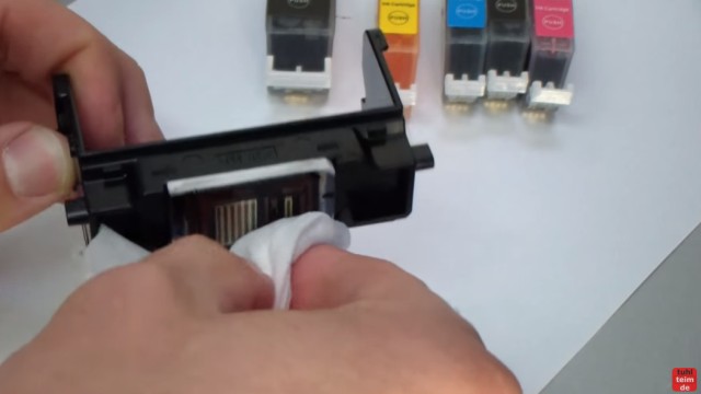 Canon Pixma Druckkopf ausbauen und reinigen - Druckkopf mit feuchtem Tuch kurz reinigen