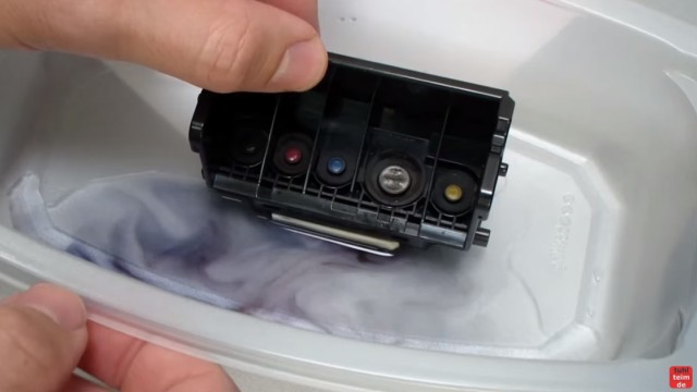 Canon Pixma Druckkopf ausbauen und reinigen - Tinte und eingetrocknete Tinte löst sich