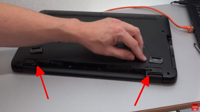 HP Pavilion Notebook PC nicht zu öffnen - Öffnen auf eigene Gefahr - 17-x035ng - links und rechts die aufgeklebten Gummipuffer entfernen