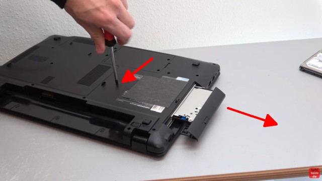 Medion Akoya Notebook SSD HDD tauschen - RAM CMOS DVD Lüfter reinigen - DVD - Schraube entfernen und Laufwerk herausziehen