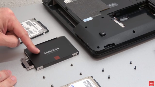 Medion Akoya Notebook SSD HDD tauschen - RAM CMOS DVD Lüfter reinigen - neue SSD in den Rahmen einbauen