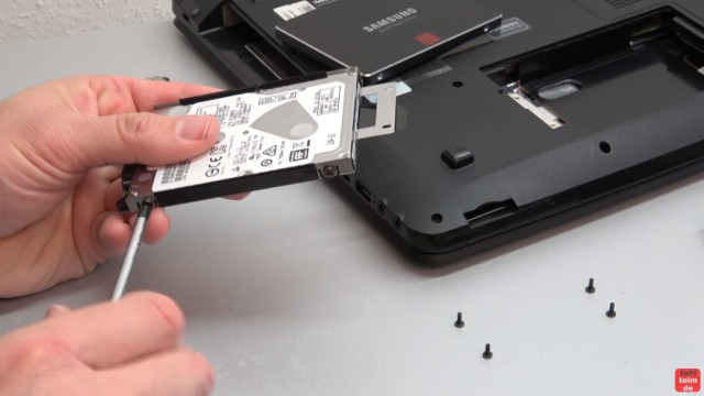 Medion Akoya Notebook SSD HDD tauschen - RAM CMOS DVD Lüfter reinigen - Festplatte im Rahmen verschrauben