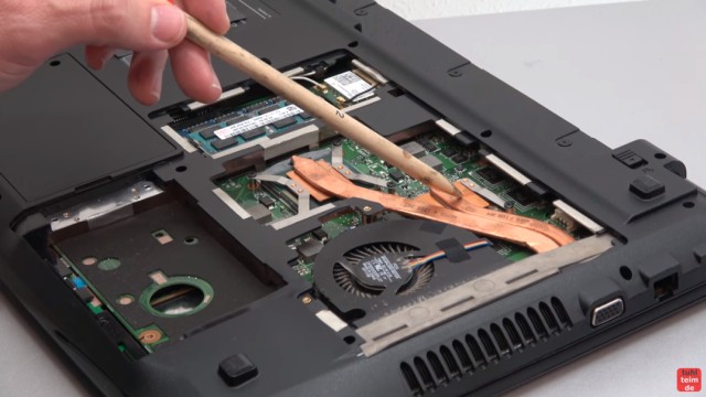 Medion Akoya Notebook SSD HDD tauschen - RAM CMOS DVD Lüfter reinigen - unter der Heatpipe sind Wärmeleitpaste und Wärmeleitpads