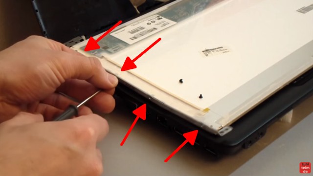 Notebook Display Reparatur - defektes Display ausbauen und tauschen - jetzt seitlich die Schrauben lösen (rechts und links)