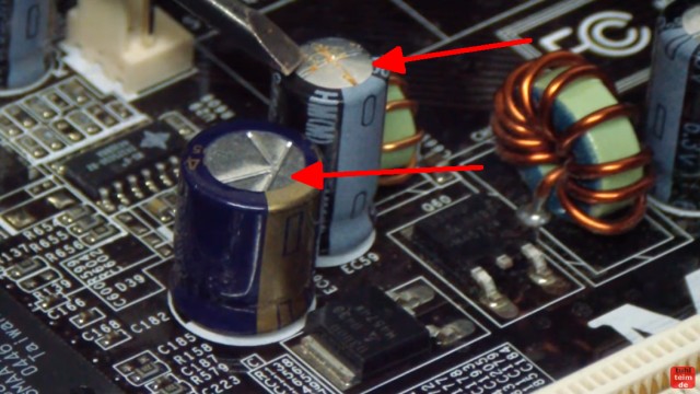 PC Mainboard Reparatur - ohne Funktion / defekt - Kondensator tauschen - vorne: Kondensator ist noch gut - hinten: Kondensator ist aufgeplatzt