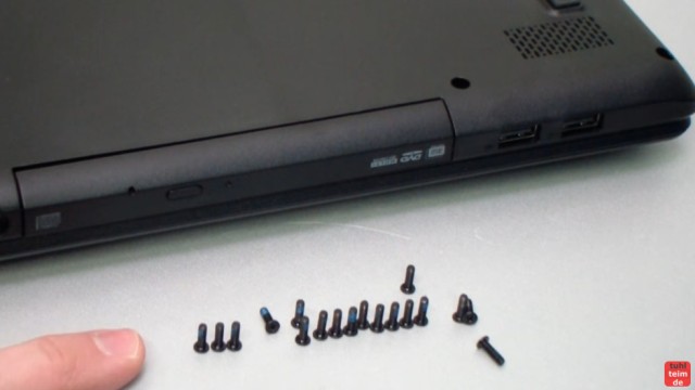Acer Extensa 2509 Notebook RAM Erweitern Upgrade - bei diesem Gerät sind 18 Schrauben verbaut