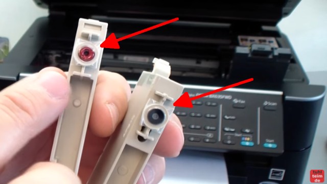 Epson Drucker erkennt Patronen nicht - meldet falsche Tintenpatronen - kompatible Patronen - links eine aufgestochene (benutzte) Patrone - rechts eine neue Patrone
