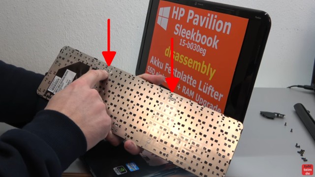 HP Pavilion Sleekbook 15 Notebook öffnen HDD SSD RAM Lüfter CMOS tauschen - die Tastatur von unten mit den beiden Gewinden für die Schrauben