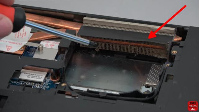 Nexoc XMX Clevo W370ST Gaming Notebook Festplatte SSD Lüfter RAM CMOS Reparatur - Reinigen der Lamellen von Staub und Schmutz