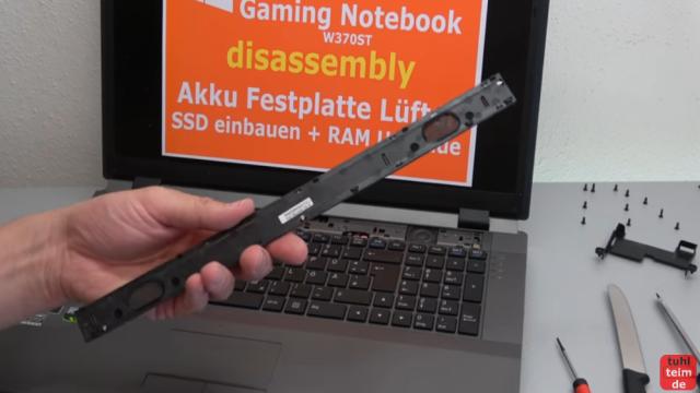 Nexoc XMX Clevo W370ST Gaming Notebook Festplatte SSD Lüfter RAM CMOS Reparatur - Ausbau der Abdeckung über den Lautsprechern