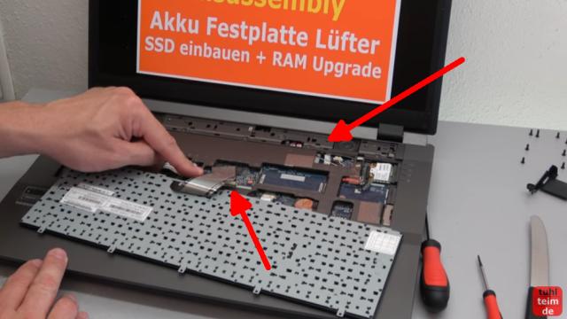 Nexoc XMX Clevo W370ST Gaming Notebook Festplatte SSD Lüfter RAM CMOS Reparatur - Entfernen der Schrauben und Ausbau der Tastatur