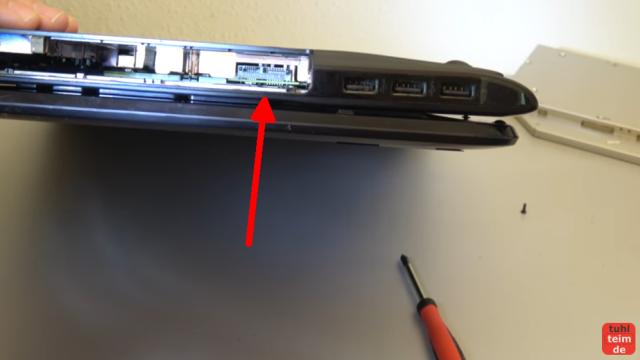 Notebook DVD Laufwerk oder BluRay ausbauen und wechseln - der leere DVD-Schacht mit Slimline-SATA-Anschluss
